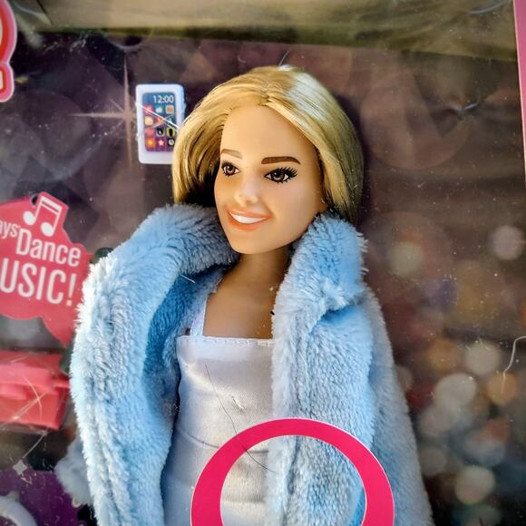 Addison Rae Deluxe Music Fashion Doll, Bring Addison Rae to Life New In Box - Picture 2 of 8